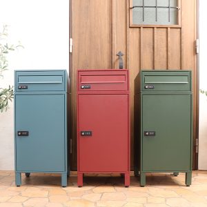 見上げた姿と、シンボリックなカラーが魅力のポスト一体型宅配ボックス